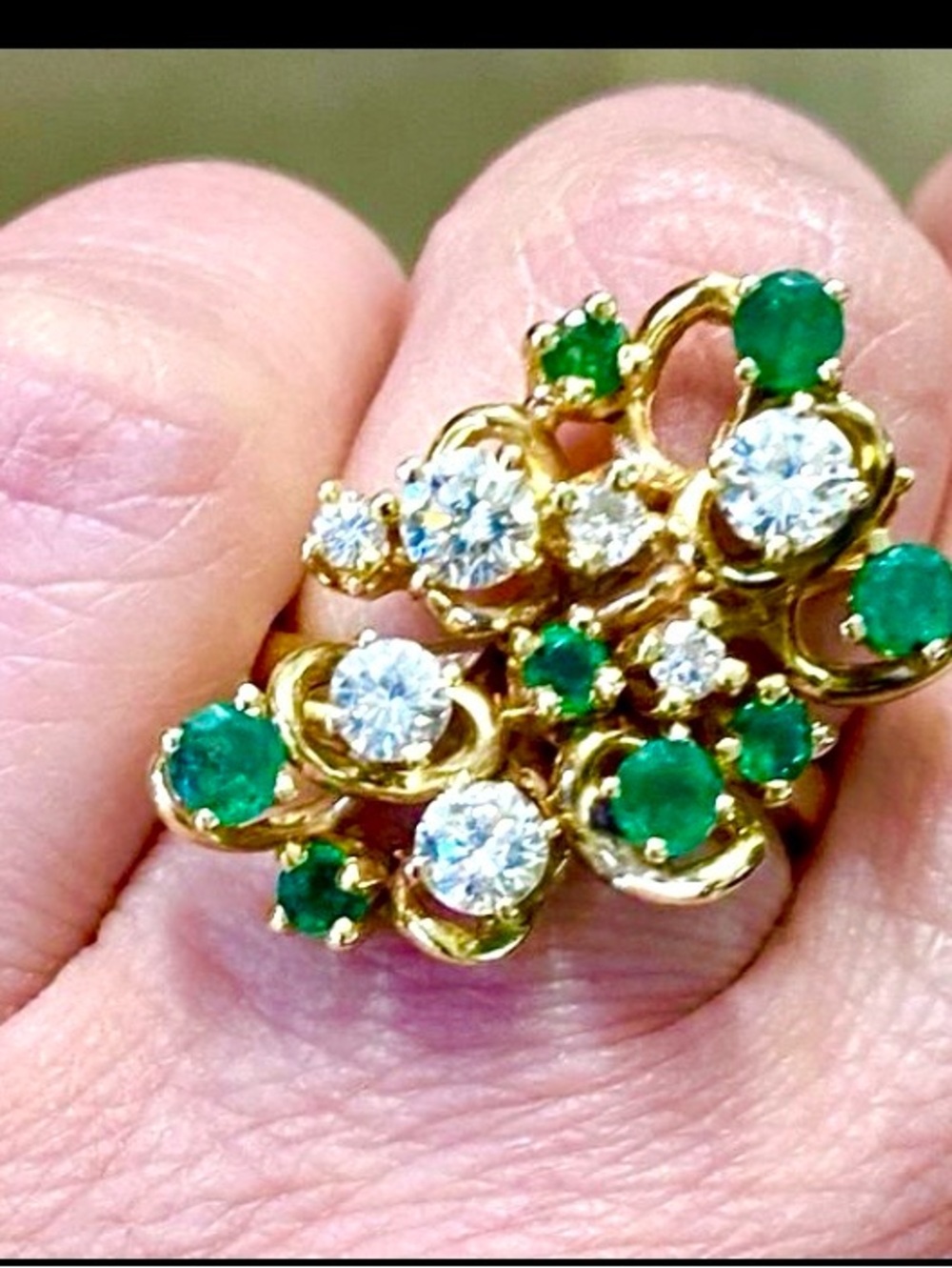 14 K yellow Gold Ring. Natural Emerald and diamonds .